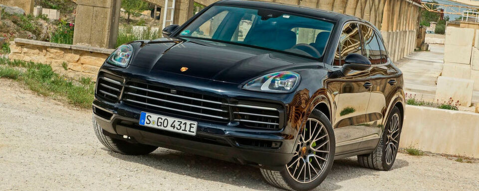 Aus Sicht von Puristen ist der Porsche Cayenne E-Hybrid kein ganz unproblematisches Auto: Er ist ein SUV und ein Plug-in-Hybrid. Aus Sicht von Puristen ist der Porsche Cayenne E-Hybrid kein ganz unproblematisches Auto: Er ist ein SUV und ein Plug-in-Hybrid.