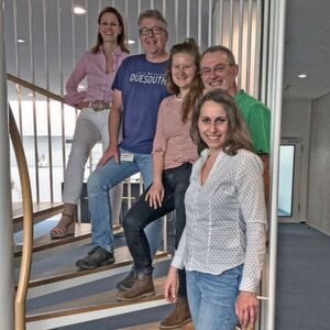 Forscherteam Dipl.-Psych. Ewelina K. Wardzinski, Dr. Uwe H. Melchert, Alina Kistenmacher, M.Sc., Kai Duysen, Prof. Dr. Kerstin Oltmanns (von vorn nach hinten) Forscherteam Dipl.-Psych. Ewelina K. Wardzinski, Dr. Uwe H. Melchert, Alina Kistenmacher, M.Sc., Kai Duysen, Prof. Dr. Kerstin Oltmanns (von vorn nach hinten)
