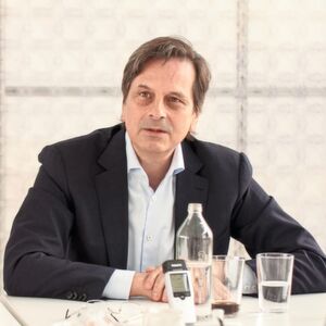 „Das starke Plus, mit dem wir auch in den kommenden Jahren rechnen, kommt nicht von ungefähr. Es ist geplant und das Resultat jahrelanger harter Arbeit – etwa in unserem Aachener F&E-Zentrum, wo u.a. an innovativen Filtertechniken und Algorithmen für magnetisch erzeugte Positionssignale oder intensiv am Zukunftsthema Energy-Harveting gefeilt wird,“ so Christian Leeser, Mehrheitsgesellschafter und CEO der Fraba-Gruppe. „Das starke Plus, mit dem wir auch in den kommenden Jahren rechnen, kommt nicht von ungefähr. Es ist geplant und das Resultat jahrelanger harter Arbeit – etwa in unserem Aachener F&E-Zentrum, wo u.a. an innovativen Filtertechniken und Algorithmen für magnetisch erzeugte Positionssignale oder intensiv am Zukunftsthema Energy-Harveting gefeilt wird,“ so Christian Leeser, Mehrheitsgesellschafter und CEO der Fraba-Gruppe.