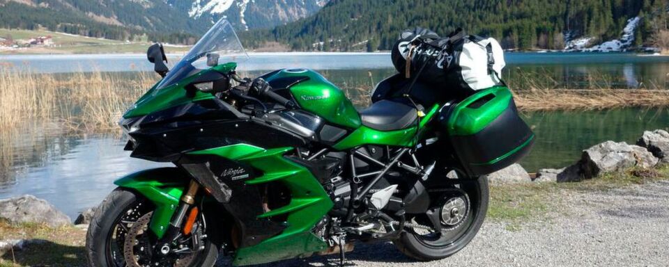 H2 SX mit Gepäck am Haldensee. H2 SX mit Gepäck am Haldensee.