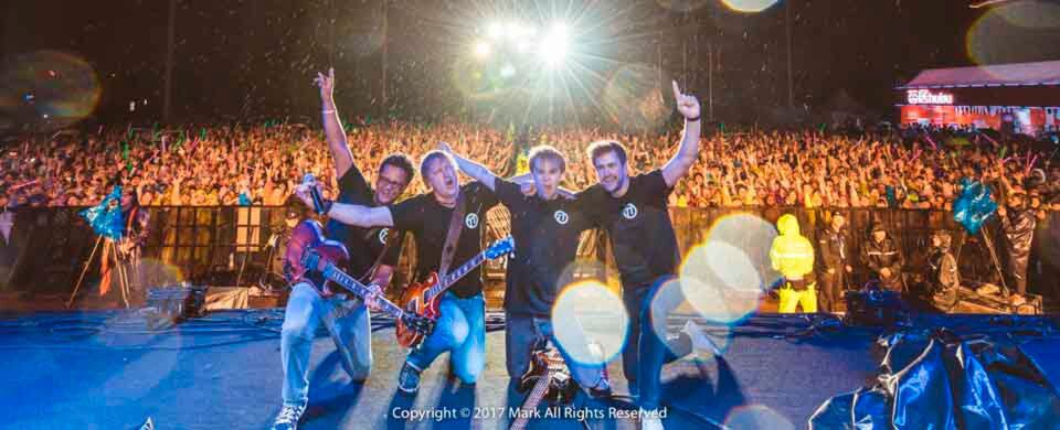 Begeisterte Menschenmassen rocken im Regen – The Ignition ist in China ein angesagter Act. Begeisterte Menschenmassen rocken im Regen – The Ignition ist in China ein angesagter Act.