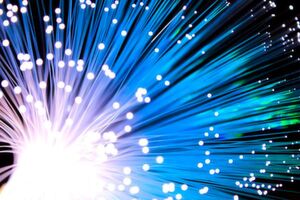 Lichtspiel: Alte Kupferleitungen auf der letzten Meile stehen dem Gigabit-Internet im Weg. Jeden Kunden per Glasfaser zu versorgen, ist jedoch sehr teuer. Lichtspiel: Alte Kupferleitungen auf der letzten Meile stehen dem Gigabit-Internet im Weg. Jeden Kunden per Glasfaser zu versorgen, ist jedoch sehr teuer.
