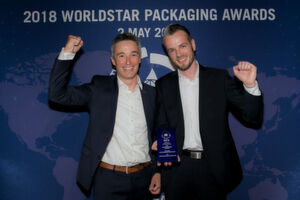 Preisverleihung der Worldstar Packaging Awards in Australien: Sebastian Gruber von EBM Papst (rechts) zusammen mit Mario Kurz von der Firma Mondi Wellpappe Ansbach, die die Lösung serientauglich ausgearbeitet hat. Preisverleihung der Worldstar Packaging Awards in Australien: Sebastian Gruber von EBM Papst (rechts) zusammen mit Mario Kurz von der Firma Mondi Wellpappe Ansbach, die die Lösung serientauglich ausgearbeitet hat.