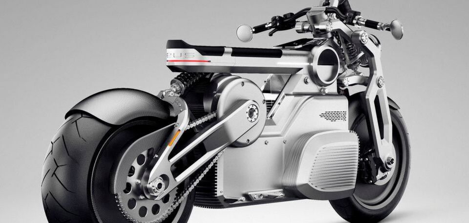 Das wuchtige Batteriepaket weckt Erinnerungen an einen Motor. Das wuchtige Batteriepaket weckt Erinnerungen an einen Motor.