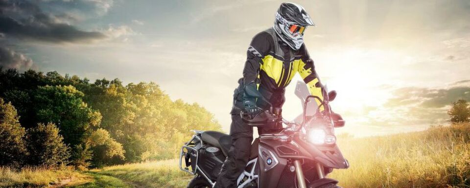 Wenn es regnet, hält die Gore-Tex Membran den Fahrer warm und trocken. Wenn es regnet, hält die Gore-Tex Membran den Fahrer warm und trocken.