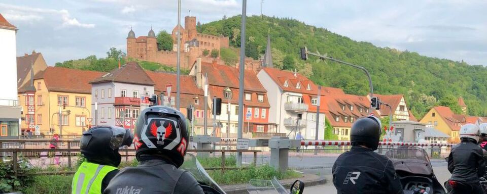 Die Gruppe genießt die kurze Verschnaufpause mit Blick auf die wunderschöne Wertheimer Burg. Die Gruppe genießt die kurze Verschnaufpause mit Blick auf die wunderschöne Wertheimer Burg.