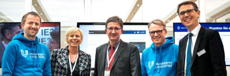 Neue Kooperation MM Maschinenmarkt und U4I. V. l.: Jan Veira (Geschäftsführer University4Industry), Victoria Sonnenberg (Redakteurin MM MaschinenMarkt), Udo Schnell (Chefredakteur MM MaschinenMarkt), Dr. Wolfgang Huhn (Geschäftsführer University4Industry), Oliver Barthel (Group Publisher MM MaschinenMarkt). Neue Kooperation MM Maschinenmarkt und U4I. V. l.: Jan Veira (Geschäftsführer University4Industry), Victoria Sonnenberg (Redakteurin MM MaschinenMarkt), Udo Schnell (Chefredakteur MM MaschinenMarkt), Dr. Wolfgang Huhn (Geschäftsführer University4Industry), Oliver Barthel (Group Publisher MM MaschinenMarkt).