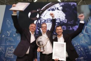 Freuen sich über den Award (v.l.): Markus Asch (stellvertretender Vorsitzender der Kärcher-GF) sowie Christian Mrowka und Marco Cardinale (beide Produktmanagement). Freuen sich über den Award (v.l.): Markus Asch (stellvertretender Vorsitzender der Kärcher-GF) sowie Christian Mrowka und Marco Cardinale (beide Produktmanagement).