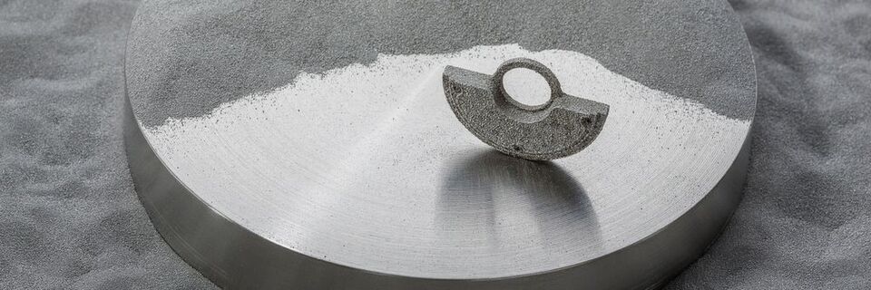 So unscheinbar er aussieht, so wichtig ist der Werkstoff. Denn seine Eigenschaften bestimmen die Qualität des additiv gefertigten Bauteils mit. So unscheinbar er aussieht, so wichtig ist der Werkstoff. Denn seine Eigenschaften bestimmen die Qualität des additiv gefertigten Bauteils mit.
