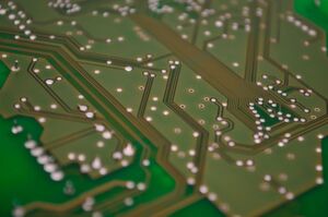 Die leitungsgebundene Störaussendung auf einer elektronischen Schaltung lässt sich mithilfe von EMV-Precompliance-Software und einem Spektrumanalysator messen. Die leitungsgebundene Störaussendung auf einer elektronischen Schaltung lässt sich mithilfe von EMV-Precompliance-Software und einem Spektrumanalysator messen.