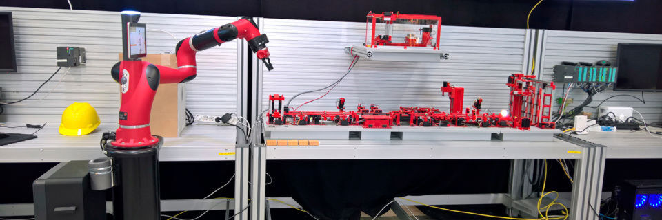 Das Herzstück des Demo-Areals im IIoC von Avanade in Garching: eine komplett digitalisierte Produktionsstraße mit einem Roboter von Rethink Robotics, der ohne Käfig zusammen mit menschlichen Mitarbeitern eingesetzt werden kann („Cobot“). Das Herzstück des Demo-Areals im IIoC von Avanade in Garching: eine komplett digitalisierte Produktionsstraße mit einem Roboter von Rethink Robotics, der ohne Käfig zusammen mit menschlichen Mitarbeitern eingesetzt werden kann („Cobot“).