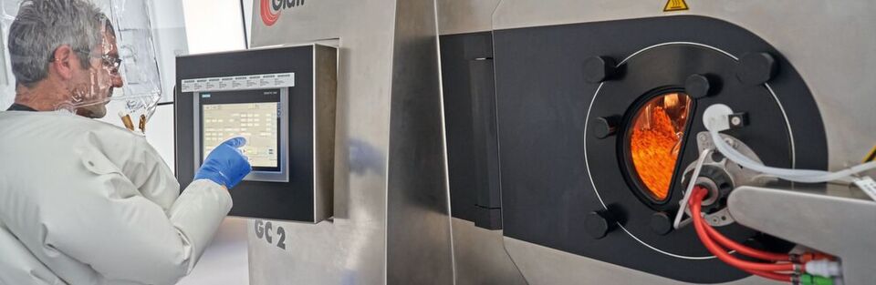The equipment, here a film coater of the GC2 series from Glatt, is subjected to overpressure and dust-proof sealed off. The equipment, here a film coater of the GC2 series from Glatt, is subjected to overpressure and dust-proof sealed off.