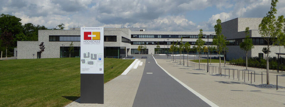 Nach Wikipedia-Angaben hatte im Mai 2007 der damalige NRW-Ministerpräsident Jürgen Rüttgers eine Initiative angekündigt, um dem gestiegenen Fachkräftemangel insbesondere in den ingenieurwissenschaftlichen Fächern entgegenzutreten. Um insgesamt drei neue Fachhochschulen bewarben sich 22 Städte, Regionen und bestehende Fachhochschulen. Die Städte Hamm und Lippstadt reichten eine gemeinsame Bewerbung ein. Am 21. September 2009 wurde der Studienbetrieb an den beiden Standorten aufgenommen. Nach Wikipedia-Angaben hatte im Mai 2007 der damalige NRW-Ministerpräsident Jürgen Rüttgers eine Initiative angekündigt, um dem gestiegenen Fachkräftemangel insbesondere in den ingenieurwissenschaftlichen Fächern entgegenzutreten. Um insgesamt drei neue Fachhochschulen bewarben sich 22 Städte, Regionen und bestehende Fachhochschulen. Die Städte Hamm und Lippstadt reichten eine gemeinsame Bewerbung ein. Am 21. September 2009 wurde der Studienbetrieb an den beiden Standorten aufgenommen.