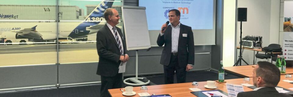 Traditionell wird das Compamed-Frühjahrsforum am Flughafen Frankfurt durch Dr. Thomas Dietrich (l.), IVAM, und Christian Bigge, Messe Düsseldorf, als Veranstalter und Gastgeber eröffnet. Traditionell wird das Compamed-Frühjahrsforum am Flughafen Frankfurt durch Dr. Thomas Dietrich (l.), IVAM, und Christian Bigge, Messe Düsseldorf, als Veranstalter und Gastgeber eröffnet.