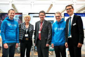 Die Partner der Kooperation (v.l.): Jan Veira (Geschäftsführer University4Industry), Victoria Sonnenberg (Redakteurin MM Maschinenmarkt), Udo Schnell (Chefredakteur MM Maschinenmarkt), Dr. Wolfgang Huhn (Geschäftsführer University4Industry), Oliver Barthel (Group Publisher MM Maschinenmarkt). Die Partner der Kooperation (v.l.): Jan Veira (Geschäftsführer University4Industry), Victoria Sonnenberg (Redakteurin MM Maschinenmarkt), Udo Schnell (Chefredakteur MM Maschinenmarkt), Dr. Wolfgang Huhn (Geschäftsführer University4Industry), Oliver Barthel (Group Publisher MM Maschinenmarkt).
