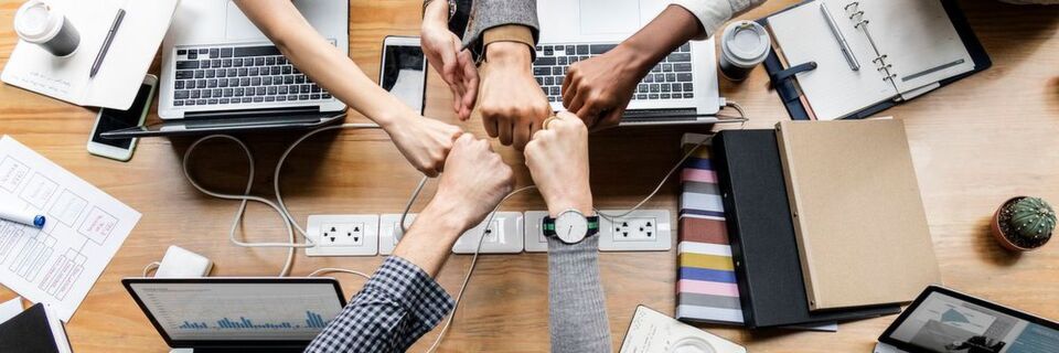 Social Enterprise Networking und Anforderungen an den Arbeitsplatz 4.0. Social Enterprise Networking und Anforderungen an den Arbeitsplatz 4.0.
