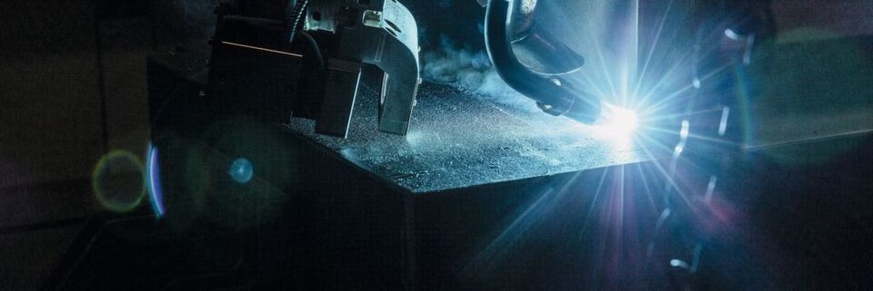 Der Laserstrahl erhitzt die Oberfläche des Bauteils und erzeugt einen tiefen, schmalen Einbrand. Der Lichtbogen bildet dann ein breites Schmelzbad für hervorragende Spaltüberbrückbarkeit aus. Der Laserstrahl erhitzt die Oberfläche des Bauteils und erzeugt einen tiefen, schmalen Einbrand. Der Lichtbogen bildet dann ein breites Schmelzbad für hervorragende Spaltüberbrückbarkeit aus.