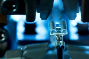 Die Fraunhofer EMFT stellt intelligente Steckverbindungen vor. Dabei werden miniaturisierte elektronische Sensorsysteme in den Stecker integriert, um die jeweils aktuelle Verbindungsqualität zu überwachen. Erfasst werden können z.B. Energieverbrauch, fehlerhafte Zustände oder Temperatur. Die Parameter können drahtlos mittels eines Tablets oder Smartphones abgelesen werden. Mitaussteller der Strategischen Partnerschaft Sensorik e.V.: Halle 1, Stand 324. Die Fraunhofer EMFT stellt intelligente Steckverbindungen vor. Dabei werden miniaturisierte elektronische Sensorsysteme in den Stecker integriert, um die jeweils aktuelle Verbindungsqualität zu überwachen. Erfasst werden können z.B. Energieverbrauch, fehlerhafte Zustände oder Temperatur. Die Parameter können drahtlos mittels eines Tablets oder Smartphones abgelesen werden. Mitaussteller der Strategischen Partnerschaft Sensorik e.V.: Halle 1, Stand 324.