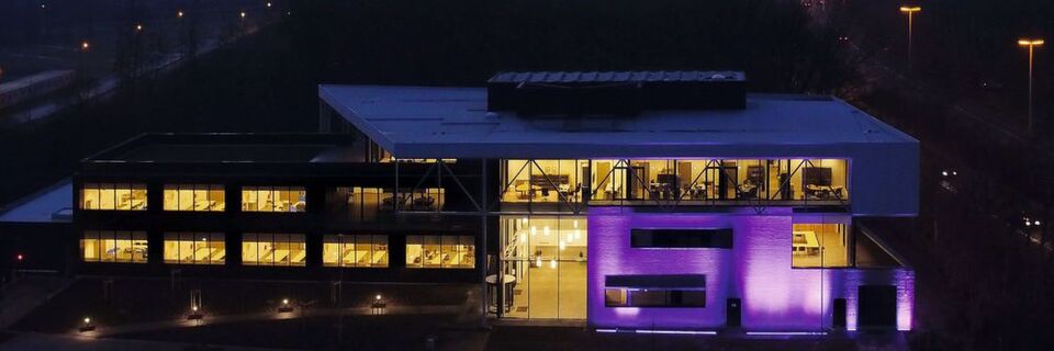 Im Technologiepark Diepenbeek entstand ein hochmodernes Schulungszentrum. Die Gebäudeautomation integriert Gebäudetechnik, Mediensteuerung und industrielle Kommunikation auf einer PC-basierten Steuerungsplattform – ganz nach den Prinzipien von Industrie 4.0 Im Technologiepark Diepenbeek entstand ein hochmodernes Schulungszentrum. Die Gebäudeautomation integriert Gebäudetechnik, Mediensteuerung und industrielle Kommunikation auf einer PC-basierten Steuerungsplattform – ganz nach den Prinzipien von Industrie 4.0