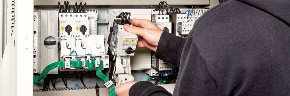 Im Schaltschrank sind digitale Schaltgeräte wie ein digitaler Fehlerstromschutzschalter mit einem digitalen Motorschutzschalter, mit Antriebstechnik und konventionellen Schaltgeräten, deren Informationen durch Smartwire-DT-Module vor Ort digitalisiert werden, mit der SPS zu einer integrierten digitalen Steuerung verbunden. Im Schaltschrank sind digitale Schaltgeräte wie ein digitaler Fehlerstromschutzschalter mit einem digitalen Motorschutzschalter, mit Antriebstechnik und konventionellen Schaltgeräten, deren Informationen durch Smartwire-DT-Module vor Ort digitalisiert werden, mit der SPS zu einer integrierten digitalen Steuerung verbunden.