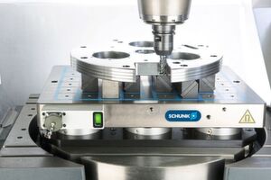 Über die Statusanzeige (hier grün) wird der Spannzustand von Schunk-Magnos-Quadratpolplatten signalisiert. Zusätzlich kann der Status über die Steuereinheit Schunk KEH plus abgefragt und an die Maschinensteuerung übertragen werden. Über die Statusanzeige (hier grün) wird der Spannzustand von Schunk-Magnos-Quadratpolplatten signalisiert. Zusätzlich kann der Status über die Steuereinheit Schunk KEH plus abgefragt und an die Maschinensteuerung übertragen werden.