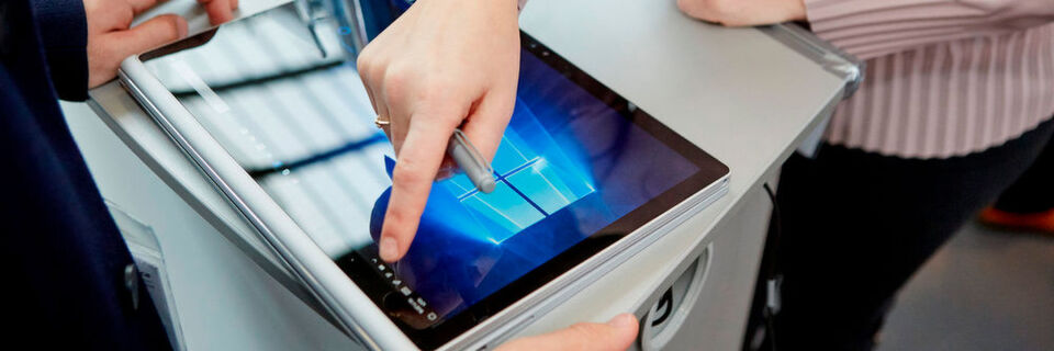 Die Digitalisierung generiert völlig neue Geschäftsmodelle. Die Basis dafür sind Plattformen und Ökosysteme, die Neuentwicklungen gemeinsam vorantreiben, um so ihren Wettbewerbsvorsprung zu sichern und auszubauen. Die Digitalisierung generiert völlig neue Geschäftsmodelle. Die Basis dafür sind Plattformen und Ökosysteme, die Neuentwicklungen gemeinsam vorantreiben, um so ihren Wettbewerbsvorsprung zu sichern und auszubauen.