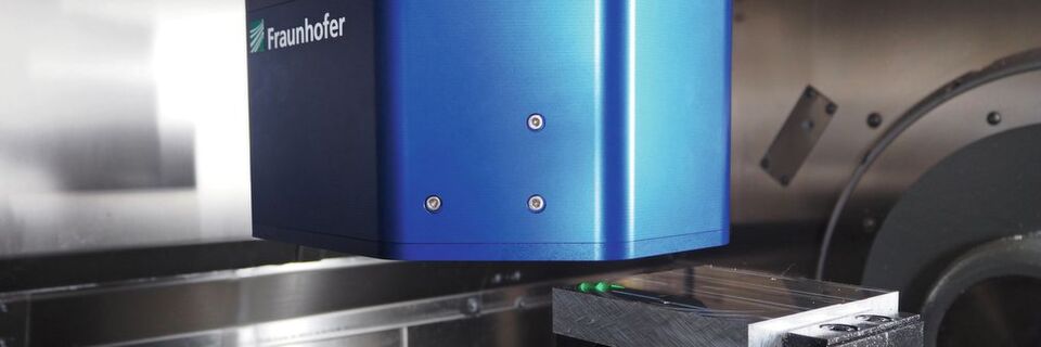 Bild 1: Der optische Sensor Holo-Cut erfasst die Topografie von Bau-
teiloberflächen mikrometergenau direkt in der Werkzeugmaschine – flächig, zuverlässig und schnell. Bild 1: Der optische Sensor Holo-Cut erfasst die Topografie von Bau-
teiloberflächen mikrometergenau direkt in der Werkzeugmaschine – flächig, zuverlässig und schnell.