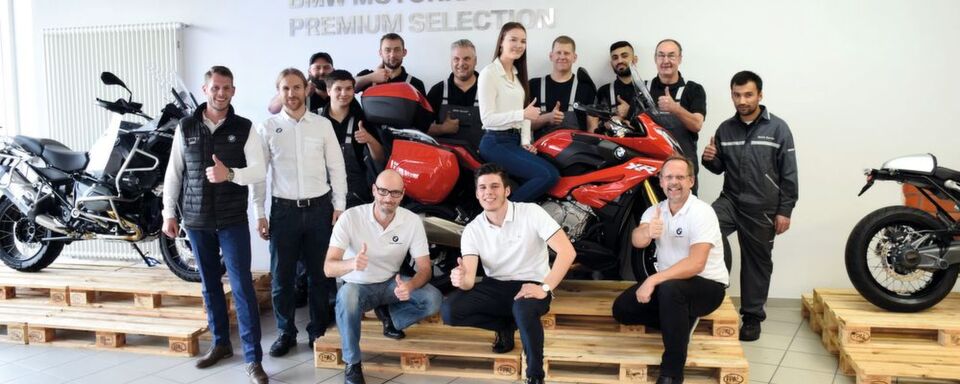 Das derzeit 14-köpfige Motorradteam des Autohauses Leinetal in Einbeck brennt für sein Business. Das derzeit 14-köpfige Motorradteam des Autohauses Leinetal in Einbeck brennt für sein Business.