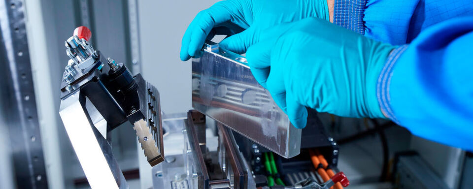 In Lithium-Ionen-Batterien steckt noch viel Potenzial, entsprechend vielfältig sind die technischen Ansätze. Im Bild die Produktion von Batteriezell-Prototypen bei BMW. In Lithium-Ionen-Batterien steckt noch viel Potenzial, entsprechend vielfältig sind die technischen Ansätze. Im Bild die Produktion von Batteriezell-Prototypen bei BMW.
