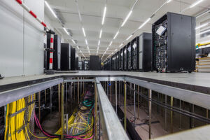 Noch sind die Installationsarbeiten im Leibniz-Rechenzentrum für das HPC-Cluster „SuperMUC-NG“ nicht abgeschlossen. Noch sind die Installationsarbeiten im Leibniz-Rechenzentrum für das HPC-Cluster „SuperMUC-NG“ nicht abgeschlossen.