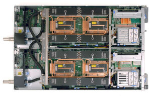 Der geöffnete Server „Thinksystem SD650“, inklusive Kupferleitungen für das warme Kühlwasser, das die Hauptkomponenten kühlt. Der geöffnete Server „Thinksystem SD650“, inklusive Kupferleitungen für das warme Kühlwasser, das die Hauptkomponenten kühlt.