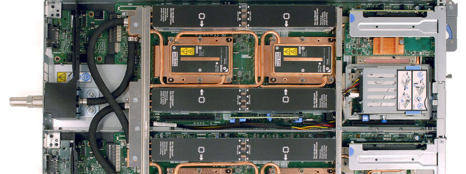 Der geöffnete Server „Thinksystem SD650“, inklusive Kupferleitungen für das warme Kühlwasser, das die Hauptkomponenten kühlt. Der geöffnete Server „Thinksystem SD650“, inklusive Kupferleitungen für das warme Kühlwasser, das die Hauptkomponenten kühlt.