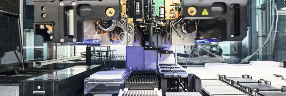 Abb. 1: Im „Lab of the future“ der TU Berlin können 48 Experimente gleichzeitig durchgeführt werden. Abb. 1: Im „Lab of the future“ der TU Berlin können 48 Experimente gleichzeitig durchgeführt werden.
