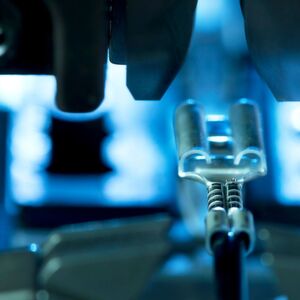 Die Fraunhofer EMFT stellt intelligente Steckverbindungen vor. Dabei werden miniaturisierte elektronische Sensorsysteme in den Stecker integriert, um die jeweils aktuelle Verbindungsqualität zu überwachen. Erfasst werden können z.B. Energieverbrauch, fehlerhafte Zustände oder Temperatur. Die Parameter können drahtlos mittels eines Tablets oder Smartphones abgelesen werden. Mitaussteller der Strategischen Partnerschaft Sensorik e.V.: Halle 1, Stand 324. Die Fraunhofer EMFT stellt intelligente Steckverbindungen vor. Dabei werden miniaturisierte elektronische Sensorsysteme in den Stecker integriert, um die jeweils aktuelle Verbindungsqualität zu überwachen. Erfasst werden können z.B. Energieverbrauch, fehlerhafte Zustände oder Temperatur. Die Parameter können drahtlos mittels eines Tablets oder Smartphones abgelesen werden. Mitaussteller der Strategischen Partnerschaft Sensorik e.V.: Halle 1, Stand 324.