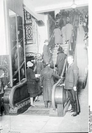Am 22.12.1925 wurde bei Herrmann Tietz in der Leipziger Straße Berlins erste Rolltreppe in Betrieb genommen. Am 22.12.1925 wurde bei Herrmann Tietz in der Leipziger Straße Berlins erste Rolltreppe in Betrieb genommen.