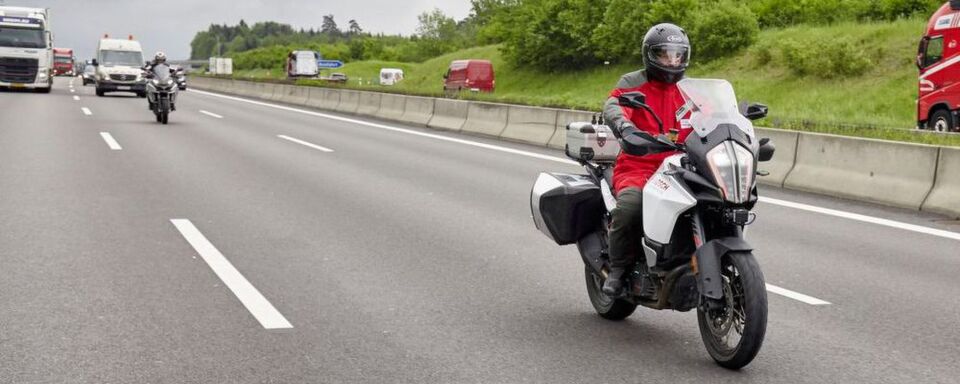 Für das Motorrad sollen Systeme, die automatisch bremsen und beschleunigen, voraussichtlich in weniger als zwei Jahren in Serie gehen. Für das Motorrad sollen Systeme, die automatisch bremsen und beschleunigen, voraussichtlich in weniger als zwei Jahren in Serie gehen.