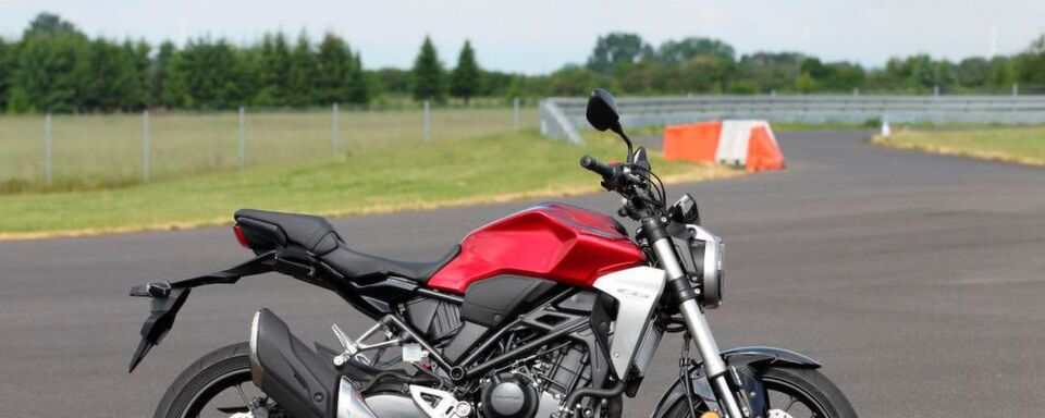 Die vielfältigen Bemühungen der Entwickler um leichte Bedienbarkeit spürt man bereits beim ersten Starten der Honda CB 300 R. Die vielfältigen Bemühungen der Entwickler um leichte Bedienbarkeit spürt man bereits beim ersten Starten der Honda CB 300 R.
