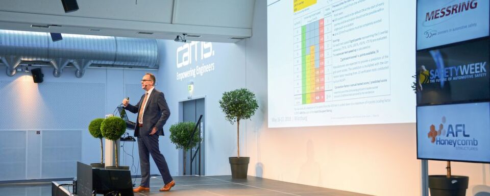 Andreas Seeck von der Bundesanstalt für Straßenwesen stellt die Änderungen des Euro-NCAP-Programms vor. Andreas Seeck von der Bundesanstalt für Straßenwesen stellt die Änderungen des Euro-NCAP-Programms vor.