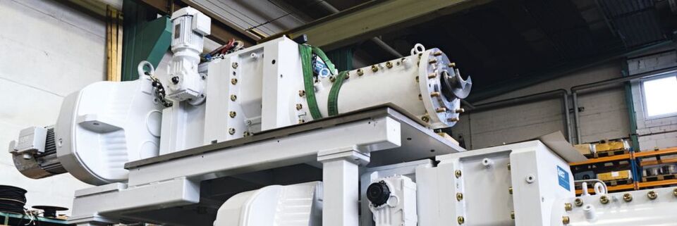 Der Schneckenextruder EVM 160 formt die poröse keramische Masse zu einer Wabenstruktur. Er besteht aus der Zuführschnecke (oben) und der Extruderschnecke (unten) sowie den jeweils erforderlichen Antrieben. Der Schneckenextruder EVM 160 formt die poröse keramische Masse zu einer Wabenstruktur. Er besteht aus der Zuführschnecke (oben) und der Extruderschnecke (unten) sowie den jeweils erforderlichen Antrieben.