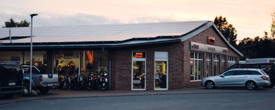 Neuenkirchen im Abendlicht. Seit 1994 ist das Motor-Center Harenburg in diesem Gebäude ansässig. Neuenkirchen im Abendlicht. Seit 1994 ist das Motor-Center Harenburg in diesem Gebäude ansässig.
