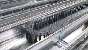 Durch den Einsatz von Edelstahlrinnen mit geringem Reibfaktor und Dämmschicht wird mit der Plane-E-Chain eine lange Lebensdauer und ein ruhiger Lauf erreicht. Durch den Einsatz von Edelstahlrinnen mit geringem Reibfaktor und Dämmschicht wird mit der Plane-E-Chain eine lange Lebensdauer und ein ruhiger Lauf erreicht.