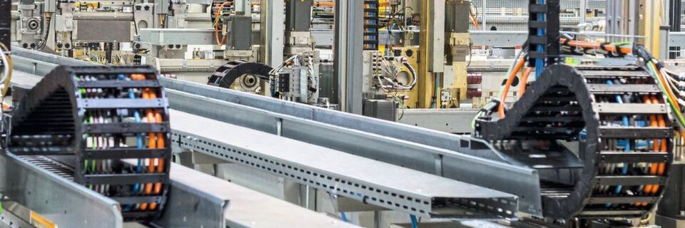 Igus-Energieketten und Smart Plastics im Einsatz in der Automobilproduktion: Im Durchschnitt läuft alle 14 Sekunden ein Motor von den Montagebändern – Isense-Module im Inneren der E-Kette überwachen ihren Zustand. Igus-Energieketten und Smart Plastics im Einsatz in der Automobilproduktion: Im Durchschnitt läuft alle 14 Sekunden ein Motor von den Montagebändern – Isense-Module im Inneren der E-Kette überwachen ihren Zustand.