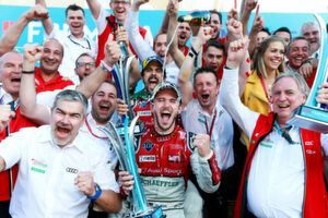 Audi-Motorsport-Chef Dieter Gass (unten links) und Daniel Abt (unten Mitte) schrieben mit dem Team von Team Audi Sport ABT Schaeffler Ende Mai in Berlin ein kleines Stück Formel-E-Geschichte: Platz eins, Platz zwei, Pole-Position und die schnellste Rennrunde sorgten für das Maximum von 47 Punkten – das ist in den bisherigen 41 Rennen noch keiner anderen Mannschaft gelungen. Audi-Motorsport-Chef Dieter Gass (unten links) und Daniel Abt (unten Mitte) schrieben mit dem Team von Team Audi Sport ABT Schaeffler Ende Mai in Berlin ein kleines Stück Formel-E-Geschichte: Platz eins, Platz zwei, Pole-Position und die schnellste Rennrunde sorgten für das Maximum von 47 Punkten – das ist in den bisherigen 41 Rennen noch keiner anderen Mannschaft gelungen.
