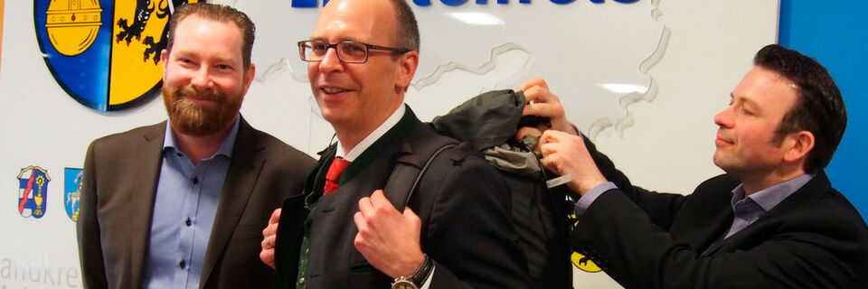(v. l.) Mats Nordström, Geschäftsführer IQMTEL, Landrat Christian Meißner und Björn Meschenmoser, Leiter Geschäftsfeld Deutschland IQMTEL, mit dem Messrucksack für Wanderwege (v. l.) Mats Nordström, Geschäftsführer IQMTEL, Landrat Christian Meißner und Björn Meschenmoser, Leiter Geschäftsfeld Deutschland IQMTEL, mit dem Messrucksack für Wanderwege