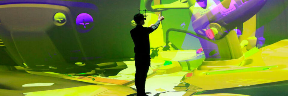 Im Elebdome können virtuelle Inhalte auf einer 360-Grad-Panorama- und Boden-Projektionsfläche von über 400 Quadratmetern hochaufgelöst und – mit Hilfe zusätzlicher Augmented-Reality-Brillen - sogar holografisch dargestellt werden. Im Elebdome können virtuelle Inhalte auf einer 360-Grad-Panorama- und Boden-Projektionsfläche von über 400 Quadratmetern hochaufgelöst und – mit Hilfe zusätzlicher Augmented-Reality-Brillen - sogar holografisch dargestellt werden.