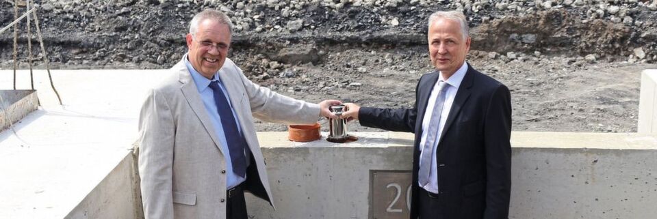 Die Geschäftsführer von WF Maschinenbau, Heiko Ohlscher (links) und Dr. Bodo Fink , bei der Grundsteinlegung für die neue Produktionshalle. Die Geschäftsführer von WF Maschinenbau, Heiko Ohlscher (links) und Dr. Bodo Fink , bei der Grundsteinlegung für die neue Produktionshalle.