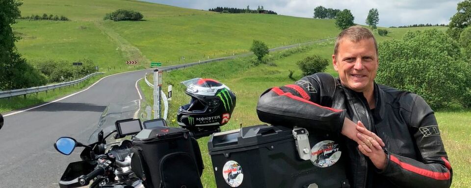 Traditionell erkundet »bike und business«-Chefredakteur Stephan Maderner die Tour höchstpersönlich. Hier sieht man ihn im Kurvenparadies der Eifel. Traditionell erkundet »bike und business«-Chefredakteur Stephan Maderner die Tour höchstpersönlich. Hier sieht man ihn im Kurvenparadies der Eifel.