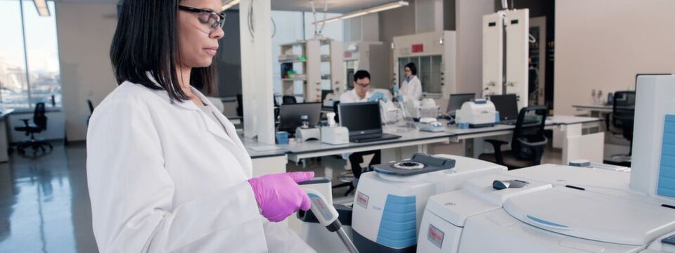 Fig. 1: FTIR spectrometers can be used in goods entry checks, for example. Fig. 1: FTIR spectrometers can be used in goods entry checks, for example.