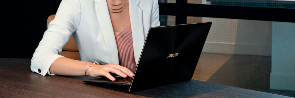 Das Zenbook ist ein leichtes 13-Zoll-Gerät, das eine Akkulaufzeit von bis zu 14 Stunden bietet. Das Zenbook ist ein leichtes 13-Zoll-Gerät, das eine Akkulaufzeit von bis zu 14 Stunden bietet.