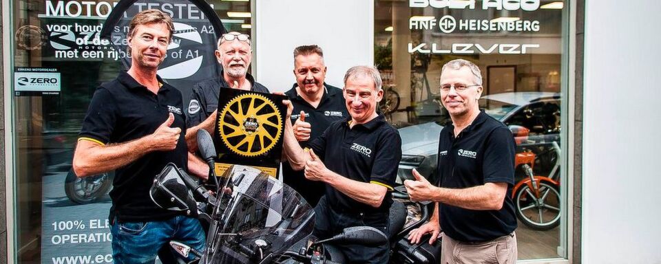 Ecomobiel in Antwerpen erhält die erste Zero DSR Black Forest Edition und einen Preis als bester europäischer Händler 2017. Von links nach rechts: Erik Huisinga (Country Manager Benelux), Sus Verleije (Geschäftsführer Ecomobiel), Pat Kramp (Ecomobiel), Roby Zahler (Geschäftsführer Ecomobiel) und Jacques Verhaegen (Geschäftsführer Greenmoves Brüssel). Ecomobiel in Antwerpen erhält die erste Zero DSR Black Forest Edition und einen Preis als bester europäischer Händler 2017. Von links nach rechts: Erik Huisinga (Country Manager Benelux), Sus Verleije (Geschäftsführer Ecomobiel), Pat Kramp (Ecomobiel), Roby Zahler (Geschäftsführer Ecomobiel) und Jacques Verhaegen (Geschäftsführer Greenmoves Brüssel).